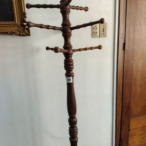 Lote siguiente: Perchero de Pie Clásico en Madera de Cedro