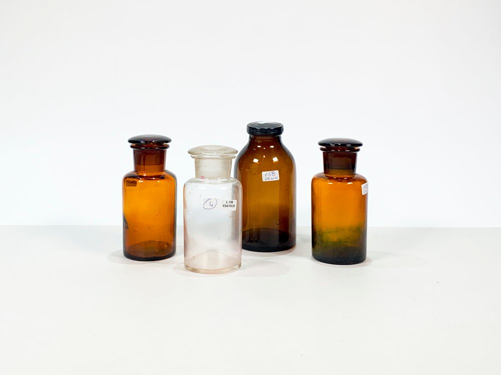 Lote de 4 frascos de vidrio ámbar y hialino para farmacia