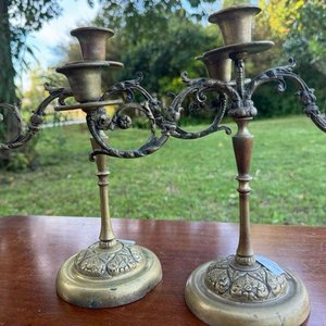 Candelabros en bronce con un estilo ornamentado - imagen 1