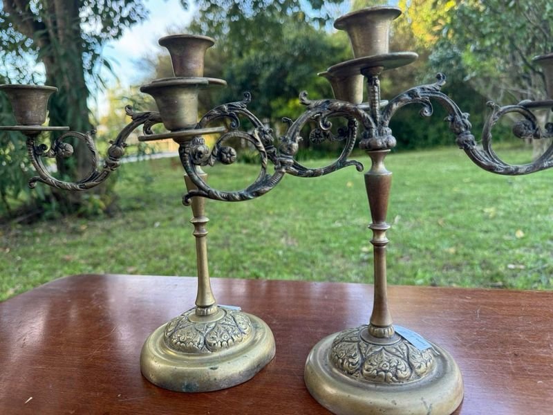 Candelabros en bronce con un estilo ornamentado