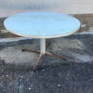 Lote siguiente: Mesa Redonda con Tapa de Cerámica y Base de Hierro