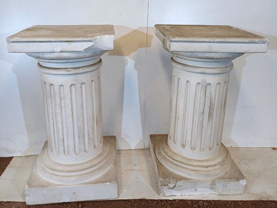 Par de pedestales en yeso con fisonomía de columna romana - imagen 3