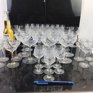 L 094 - Conjunto de copas de licor y de vino de vidrio tallado con diferentes motivos, ideales para vestir una mesa importante (Buen Estado) - imagen 7