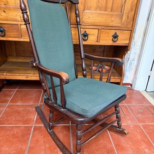Lote siguiente: Mecedora Antigua Estilo Americano en Madera Torneada con Tapizado Verde