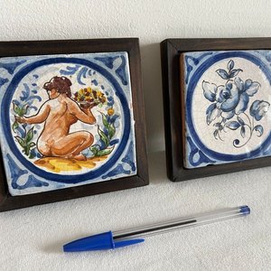 Par de Mayólicas Decorativas con Marco de Madera - imagen 2