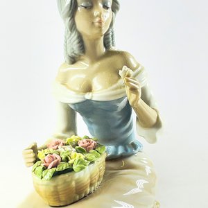 Figura de Porcelana Española Dama con Canasta de Flores - 24 cm - imagen 5