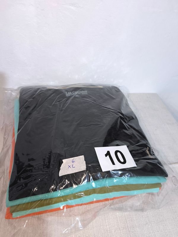 Colección de camisetas y camisas en diferentes colores y materiales - imagen 2