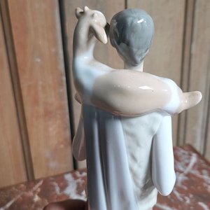 Figura de Porcelana Lladro "El Buen Pastor" con Cordero, Altura 28 cm - imagen 3