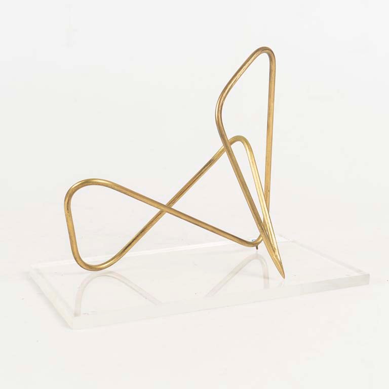 Lote siguiente: Escultura de bronce con base de acrílico y loop metálico