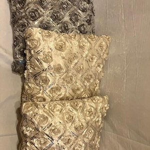Lote de Tres Almohadones Decorativos con Diseño de Rosas y Lentejuelas - imagen 3