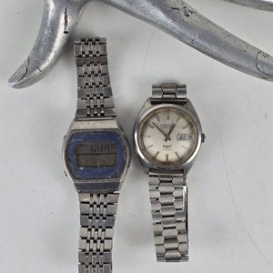 Lote siguiente: Par de Relojes Citizen Vintage Automático y Digital