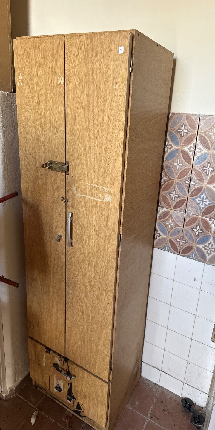 Lote anterior: Ropero de madera en condiciones aceptables