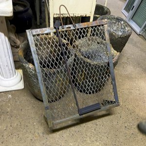 Lote siguiente: Parrilla de Hierro con Atizador