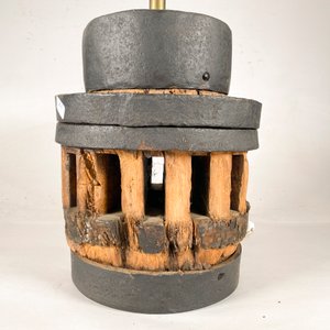 Lámpara de Mesa Rústica: Base de Masa de Carreta en Hierro y Madera - imagen 2