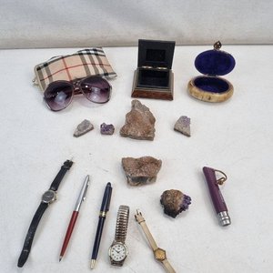 L 469 - Varias Piezas - Lote variado con cristales de amatista y objetos coleccionables, incluyendo gafas de sol, relojes y lapiceras - imagen 3