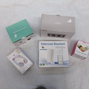 Lote siguiente: Cinco piezas: camara wifi + portero eléctrico + organizador para heladera + auriculares + aromatizador
