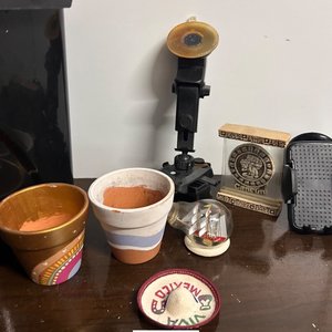 Lote Variado: Papelera Negra, Macetas Decoradas y Souvenirs - imagen 4
