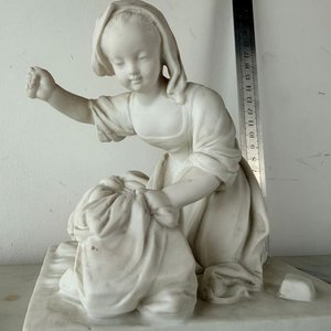 Figura "La Lavandera" en Biscuit Sèvres Siglo XIX - imagen 2