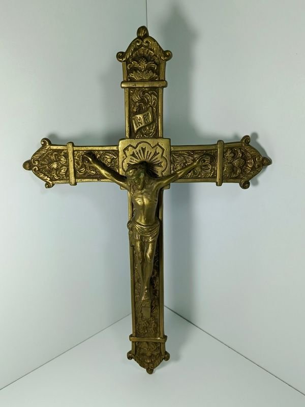 Lote siguiente: Crucifijo de bronce en alto relieve con patina original