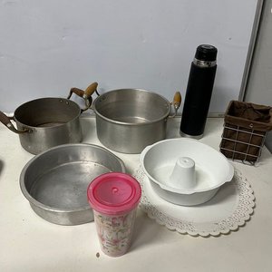 Lote siguiente: Lote de 8 piezas: Ollas de acero y aluminio, termo, asadera, budinera y vaso