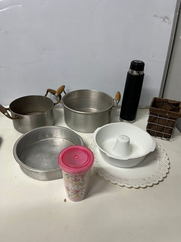 Lote de 8 piezas: Ollas de acero y aluminio, termo, asadera, budinera y vaso