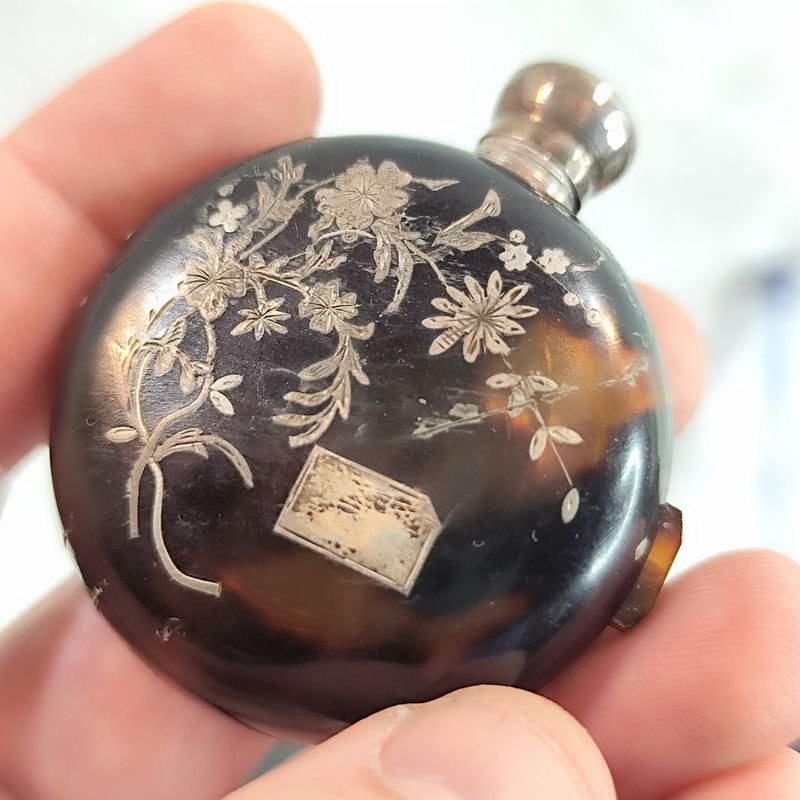 Lote siguiente: Antiguo y pequeño perfumero oriental protegido en su estuche de carey con incrustaciones en plata