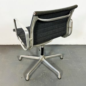 Sillón Giratorio Metálico Tapizado Gris Estilo Herman Miller - imagen 4