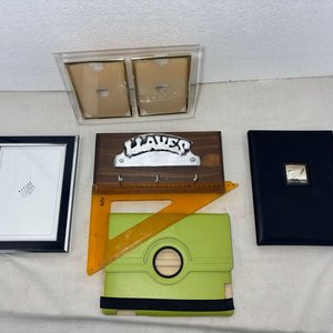 Lote siguiente: Álbumes, Carpetas de Cuero y Marcos para Fotos o Diplomas