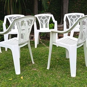 Set de 9 Sillas Blancas de PVC para Jardín Marca Flora - imagen 3