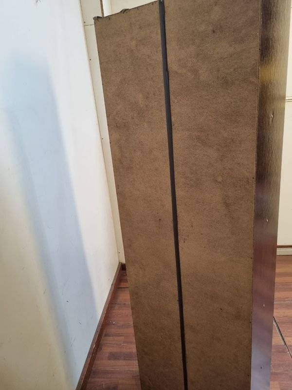 Librería de madera con puertas - imagen 5
