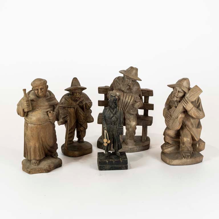 Lote anterior: Estatuas de madera talladas con detalle