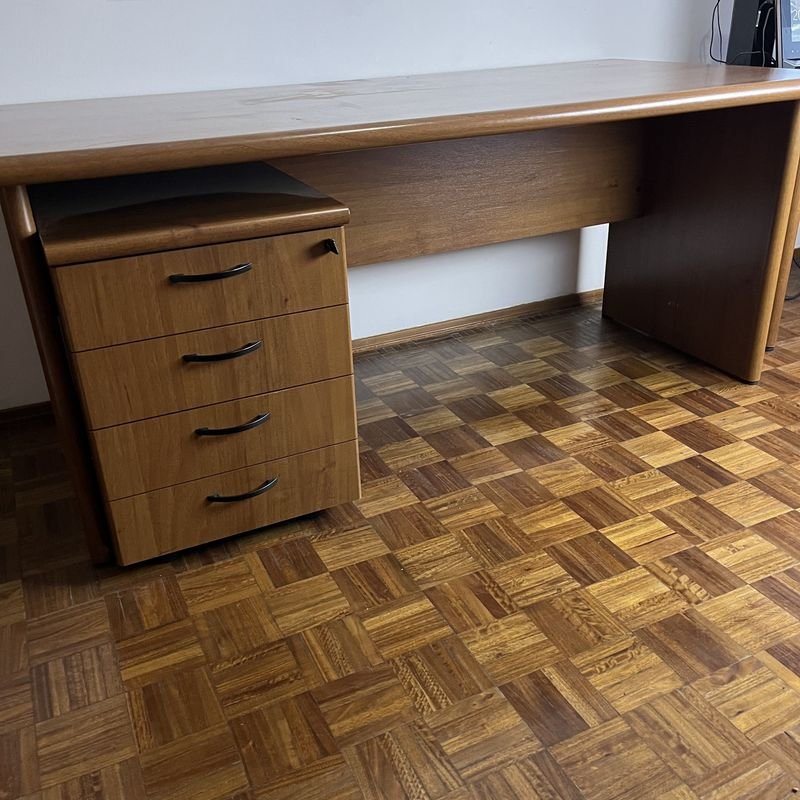 Escritorio y mueble cajonero de madera con cerradura - imagen 2