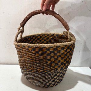 Lote anterior: Canasto de mimbre tejido con asa de cuero