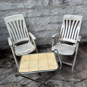 Lote de 2 Reposeras Blancas de PVC y Mesa Plegable con Cerámica - imagen 1