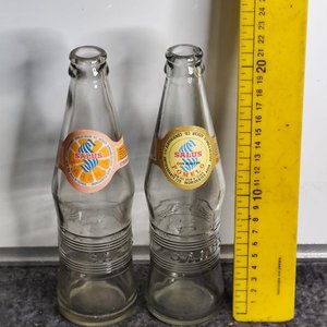 Lote siguiente: Dos Botellas Antiguas Salus Pomelo y Naranja