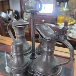Conjunto Antiguo de Peltre con Soporte Metálico - imagen 5