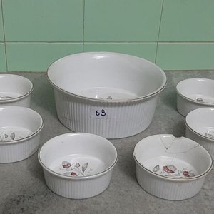 Lote siguiente: Juego de 7 Compoteras de Loza Blanca con Detalle Floral