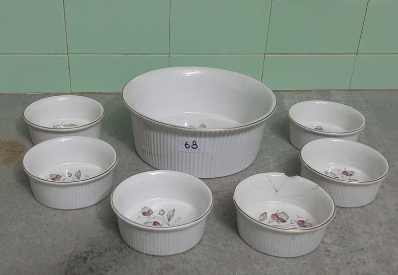 Juego de 7 Compoteras de Loza Blanca con Detalle Floral