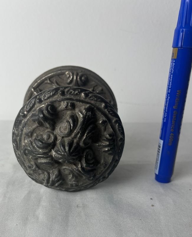 Manijón de Bronce Macizo con Detalles Ornamentales