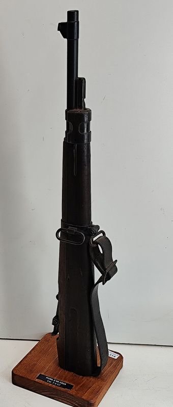 Exhibidor para Bayoneta Fusil Mauser 1924 Inutilizado