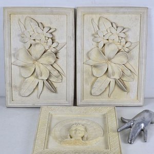 Lote siguiente: Tres Cuadros Decorativos en Relieve: Florales y Figura Oriental