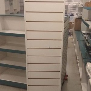 Exhibidor ranurado para colgar productos - imagen 3