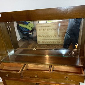 Repisa de madera con espejo y tres cajones - imagen 2