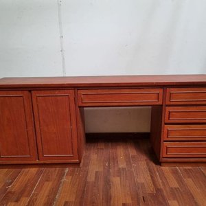 Escritorio de madera rojiza con puertas y cajones - imagen 1