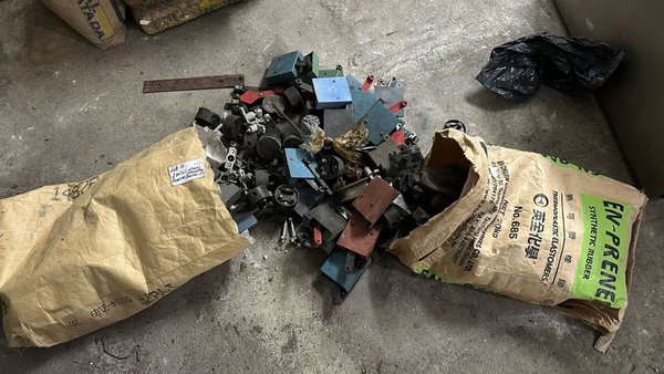 Lote de insumos ascensor: partes metálicas y plásticas - imagen 1