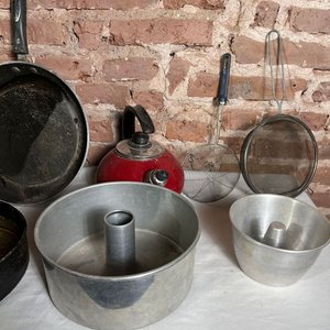 Set de Utensilios de Cocina: Sartén, Cafetera Roja, Coladores y Budineras - imagen 7