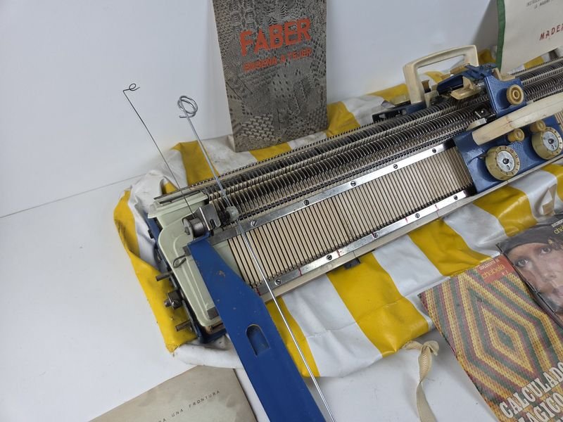 Máquina de tejer con forro de lona y cantidad de manuales y revistas de tejidos - imagen 4