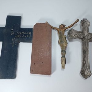 Lote de Tres Cruces con Cristo y Cruz Decorativa - imagen 3