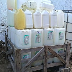 Jaula de Madera con 50 Bidoners de Plástico de Diferentes Volumenes de 5,  10 y 20 lts. - imagen 9