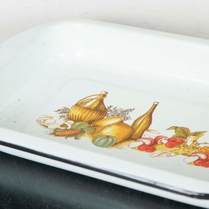Fuente Rectangular Esmaltada Decorada con Verduras y Botellas - imagen 2